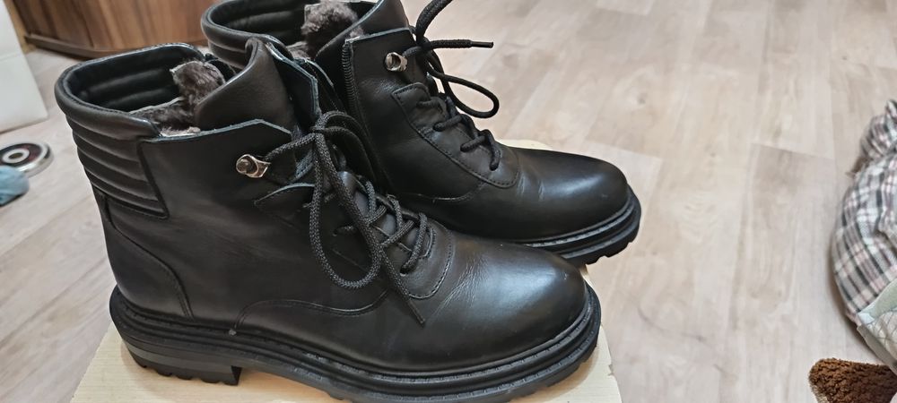 Продам ботинки зимние женские