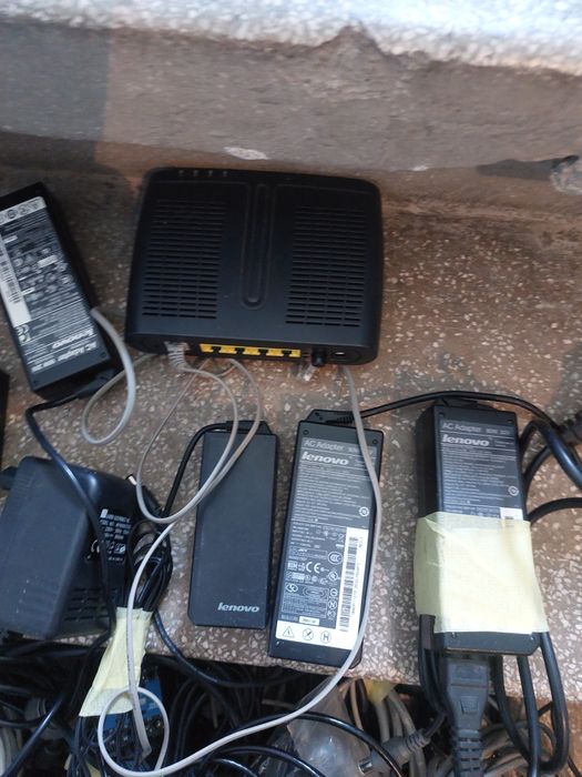 Cabluri, adaptoare, router si baterii