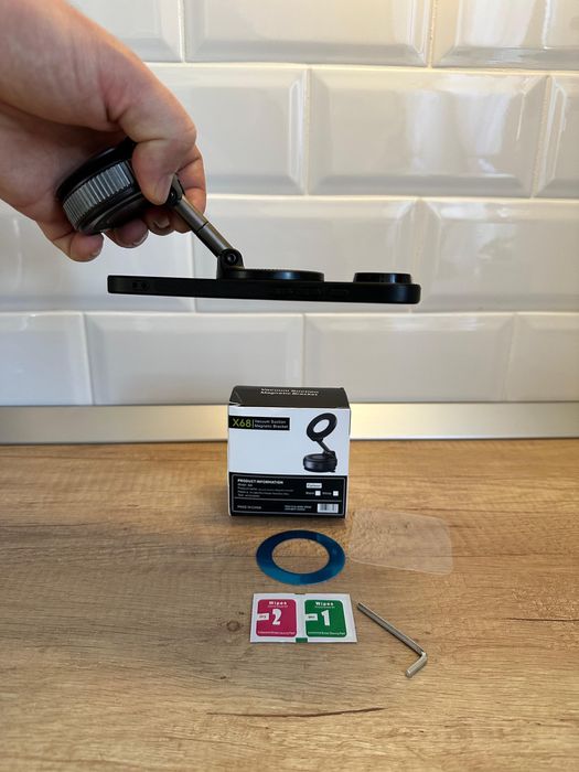 Suport telefon auto magnetic foarte stabil cu prindere vacuum