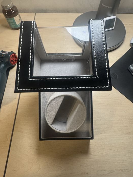 Бокс-автозавод (виндер) для часов.