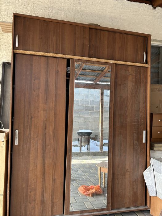 Продам шкаф с зеркалом