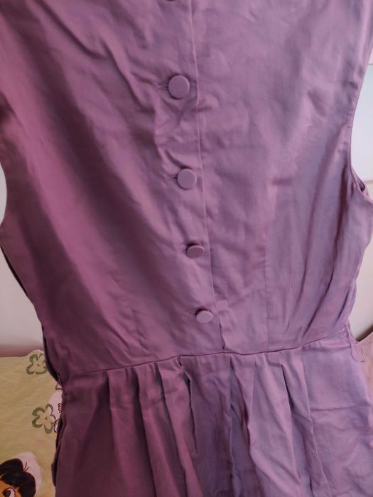 Рокля на марката H&M Нова