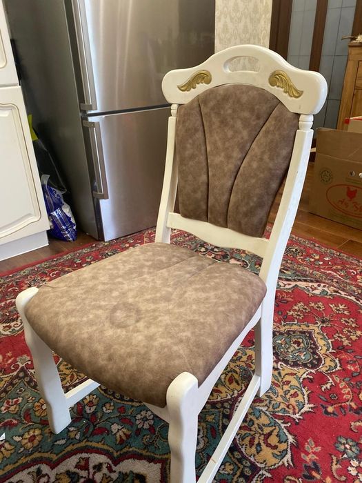 Обеденный стол и два стула