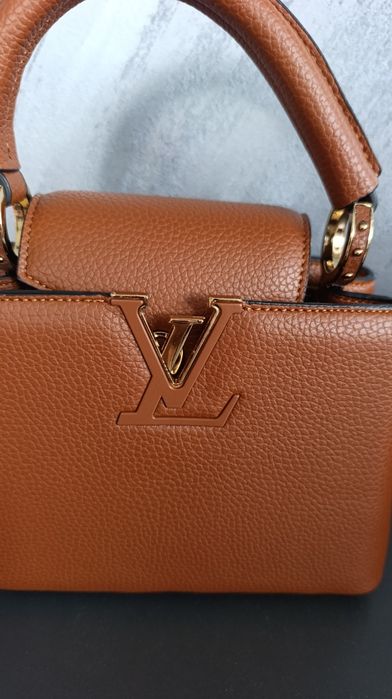 Louise Vuitton новa  кокетна малка чанта с дръжка и  за през рамо