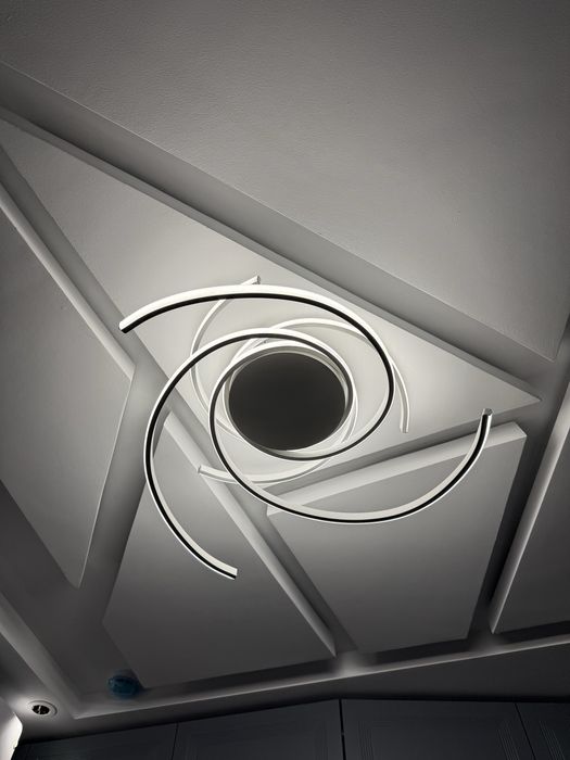 Продам новую люстру