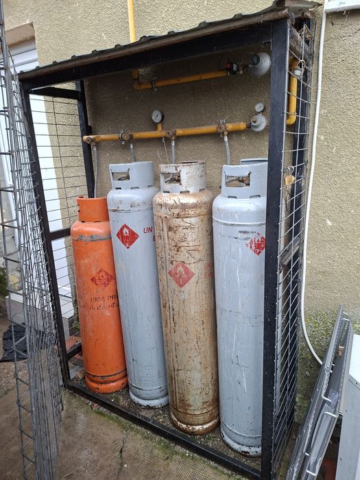 Vând 4butelii 80litri plus rampa gaz