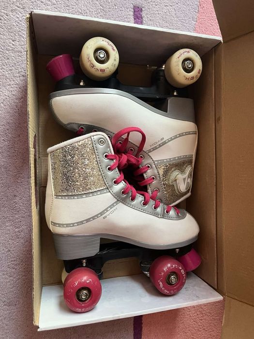 Светещи ролкови кънки BYOX и чанта за тях на Soy Luna