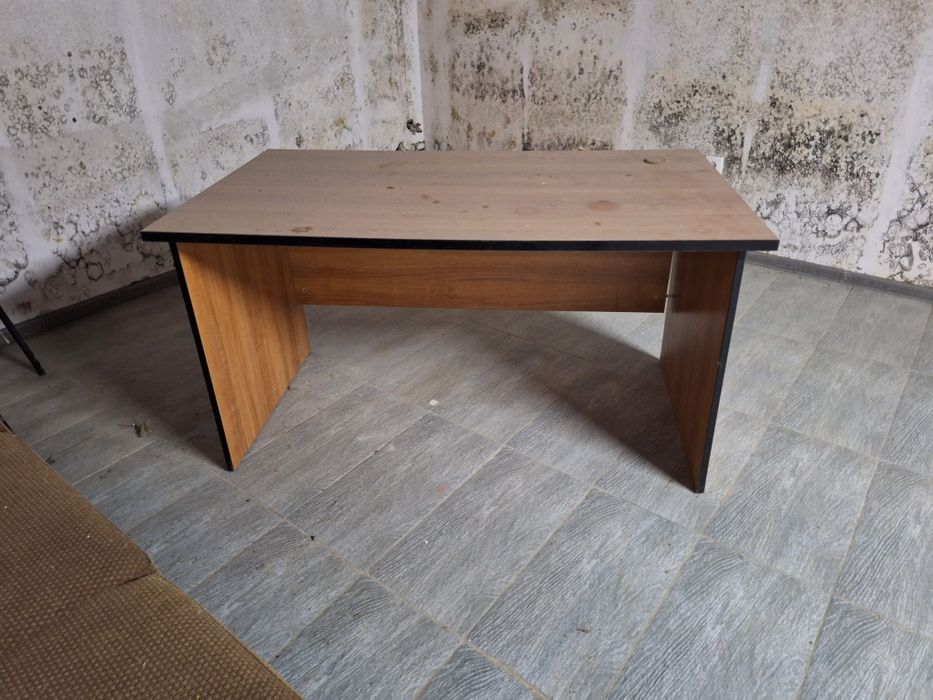 Стол письменный.