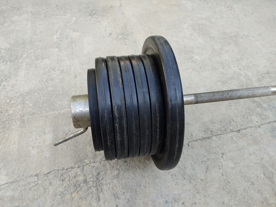 Штанга с прорезиненными дисками производство СССР.  Торг уместен .