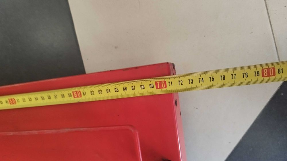 Метален стелаж с рафтове 146/70/30см червен с колела