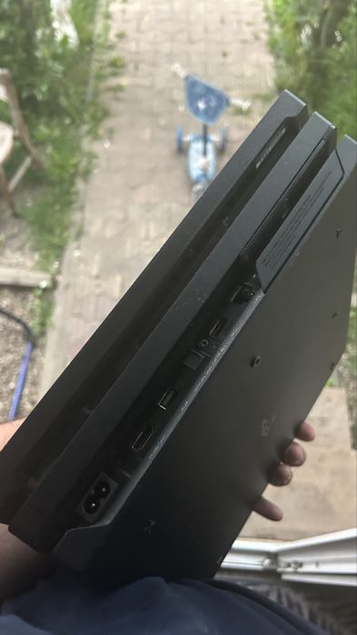 PlayStation 4 Pro + Slim