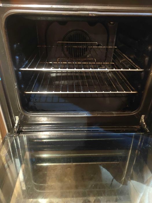 Aragaz INDESIT cu plită cu gaz si cuptor electric