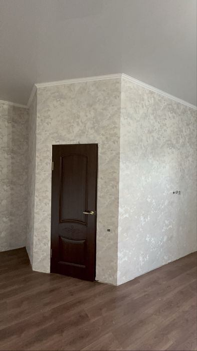 Клеим обои качественно