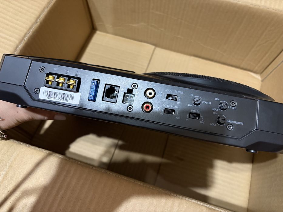 Продам сабвуфер JBL