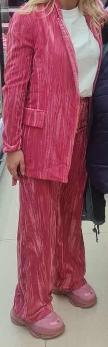 Забележителен костюм в розово