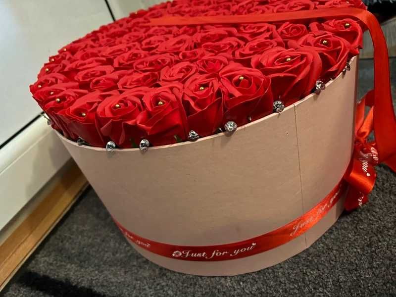 Cutie cadou trandafiri