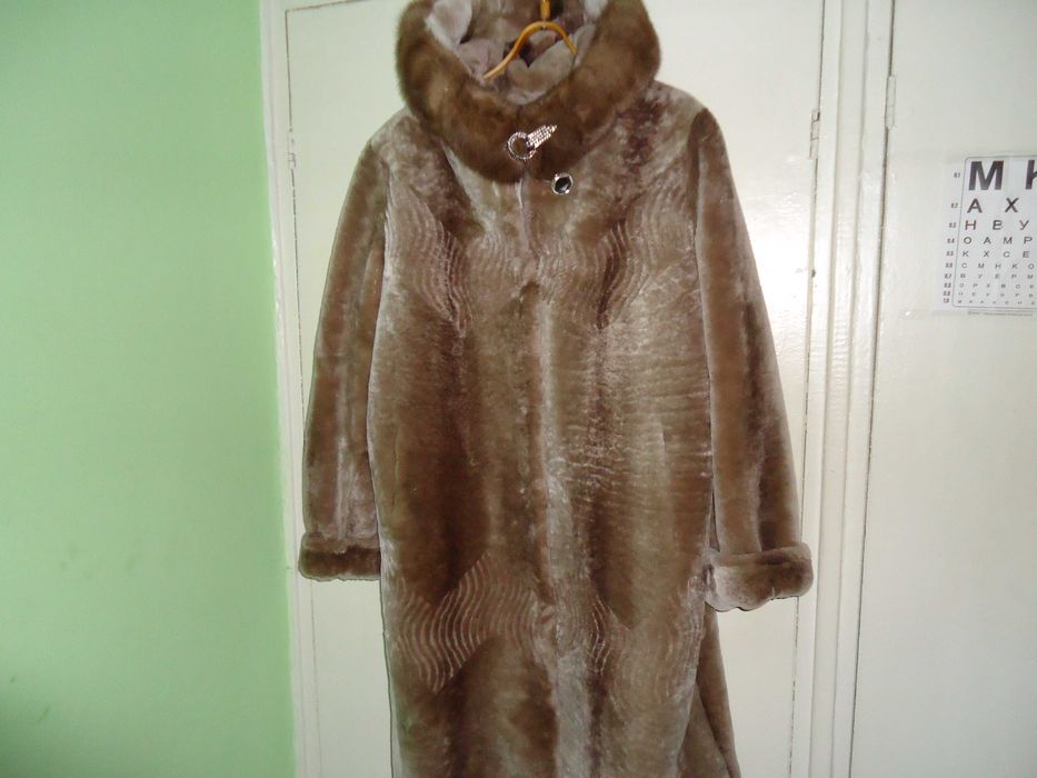 Новая не ношеная мутоновая женская шуба размер 52-54 цена 120000.