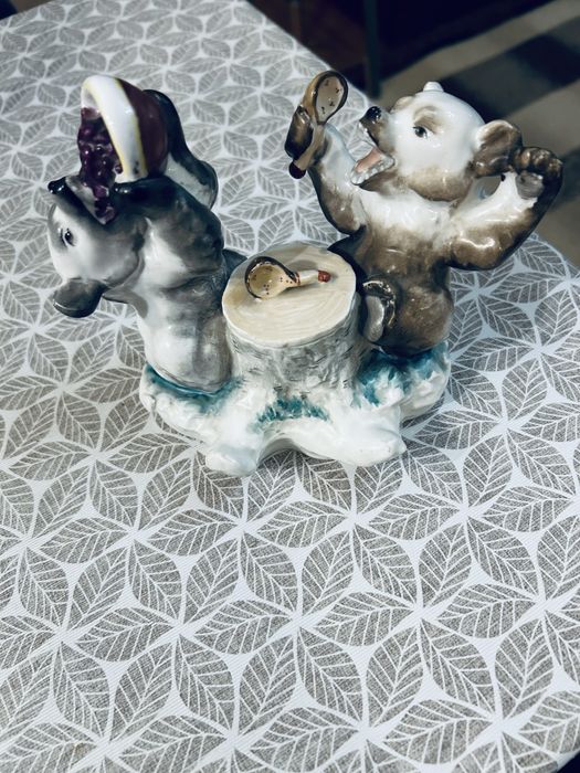 Продаю фарфоровую статуэтку -чернильницу Медведи