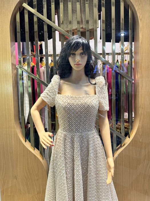 Маникень для женского магазина