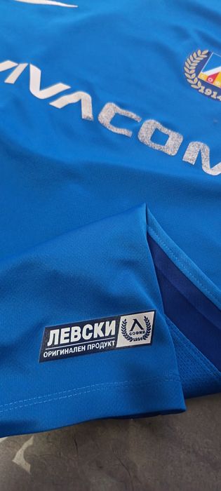 Продавам 2 тениски на Левски