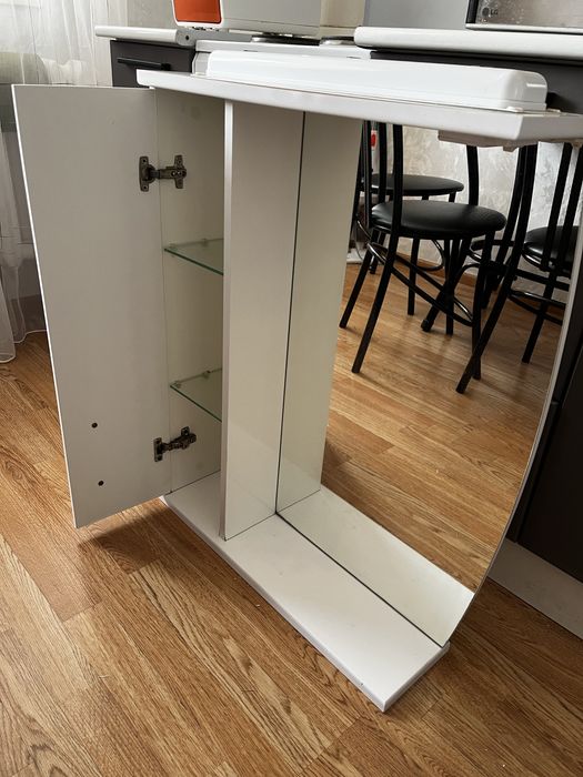 Навесной шкаф с зеркалом