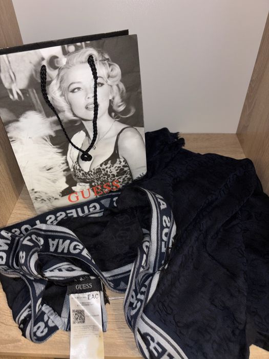 Eșarfă Guess blue marin cu imprimeu