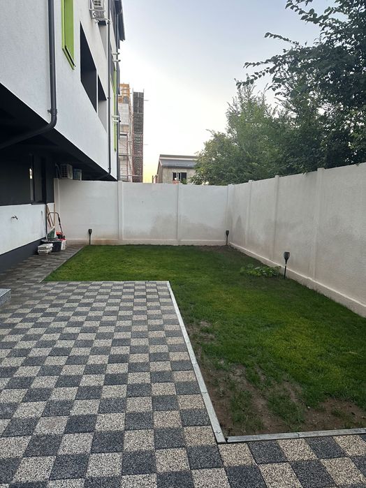 Apartament de vânzare , 3 camere , curte proprie