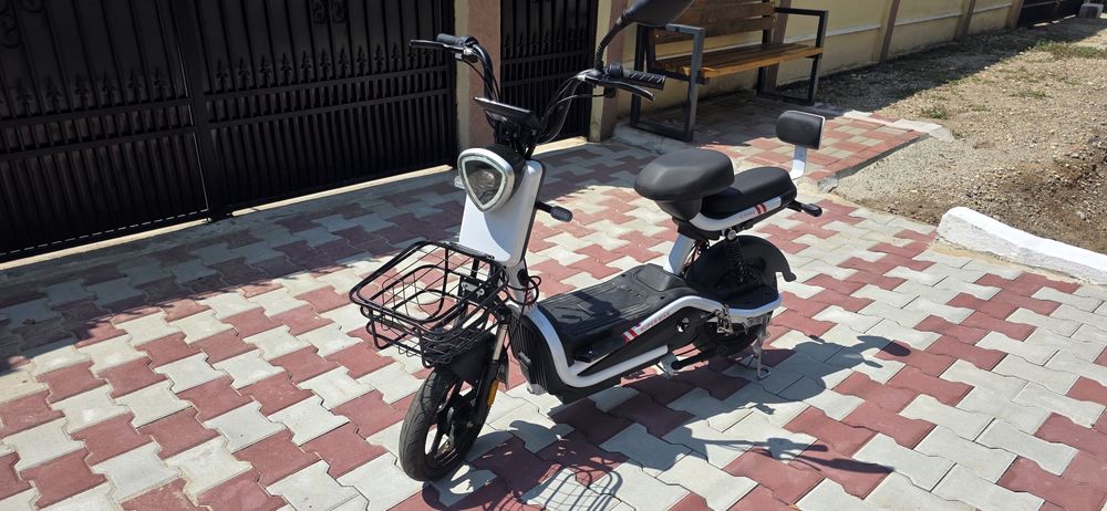 Scuter electric cu pedale