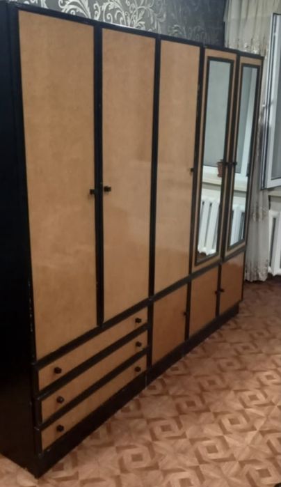Продам большой шкаф с зеркалами