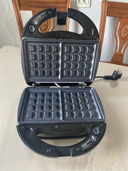 Вафельница REDMOND