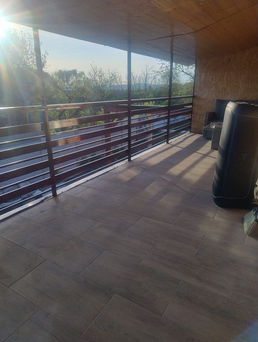 Scara exterioara și  balustrada cu poarta mica rulanta