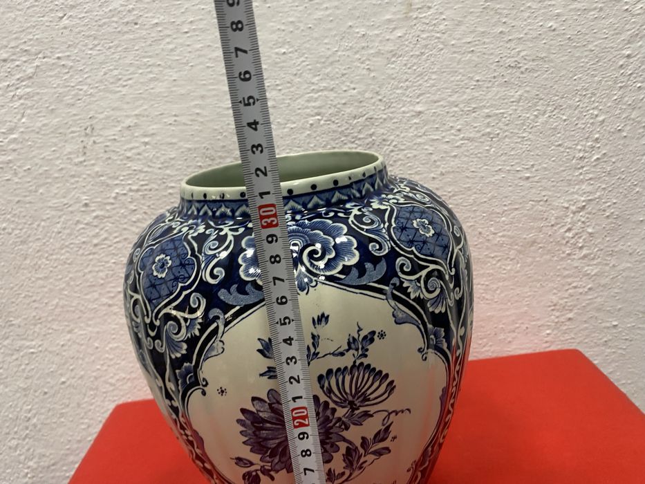 Холандска порцеланова ваза с капак на Delft
