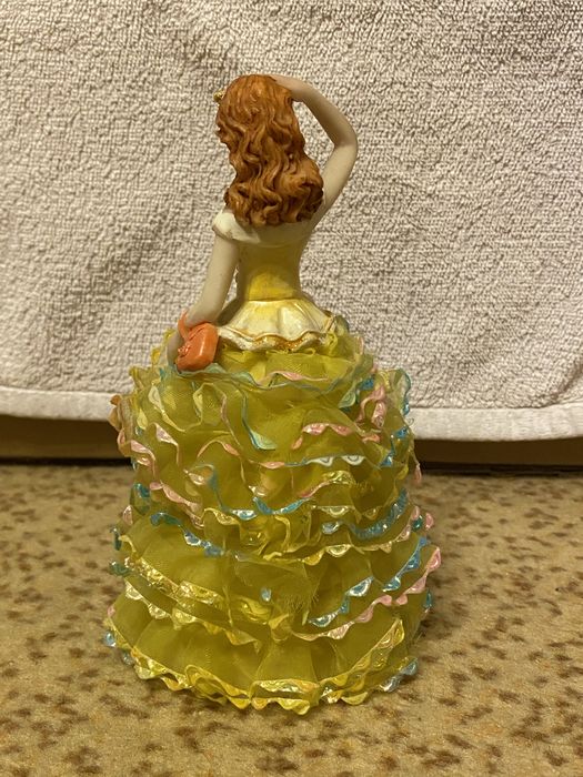 статуэтка девушка в платье