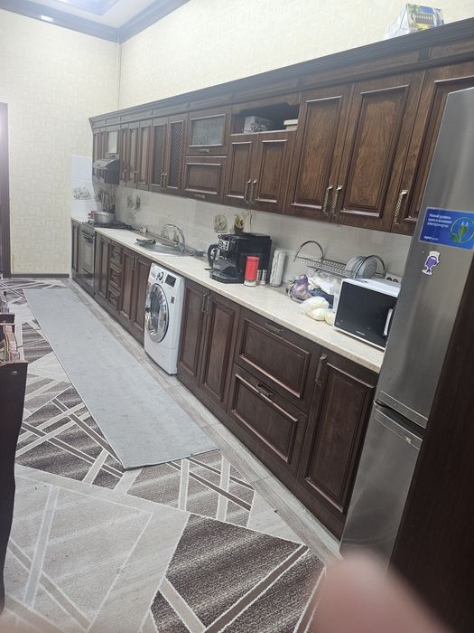 2-qavatli kotej pasti yashash,tepasida ofis va salonlar arenda beradi