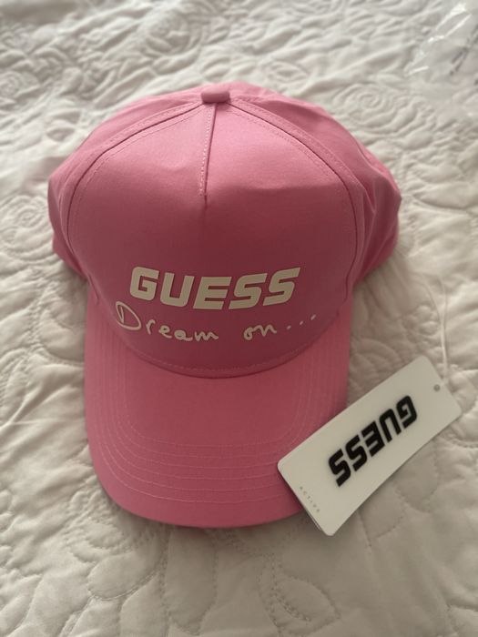 Шапка с козирка Guess