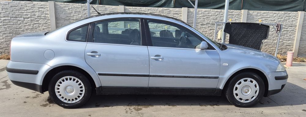 Volkswagen Passat b5.5 (3BG)berlină( sedan),înmatriculată  în RO