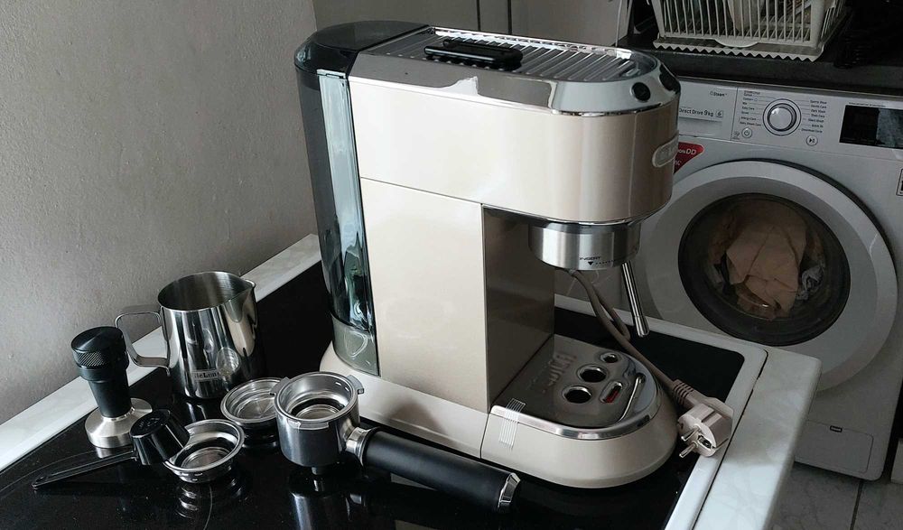Кафемашина DeLonghi Dedica EC885.BG