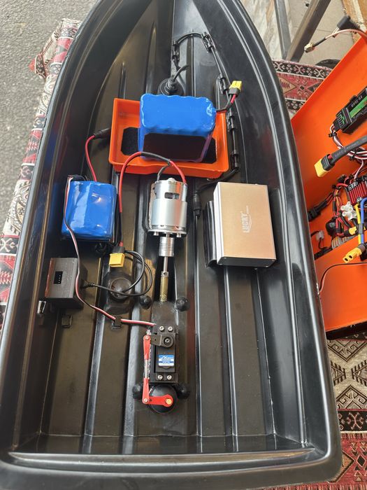 Navomodel pescuit plantat cu autopilot si sonar