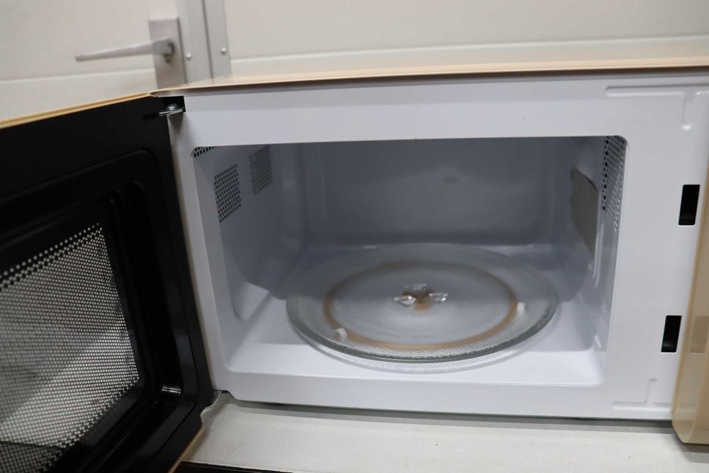 Cecotec Proclean 5110 Ретро Жълта Цифрова Микровълнова Печка с Грил, 700 W, 5 Нива, Таймер до 60 минути, 8 Програми и Режим Размразяване, лек ДЕФЕКТ
