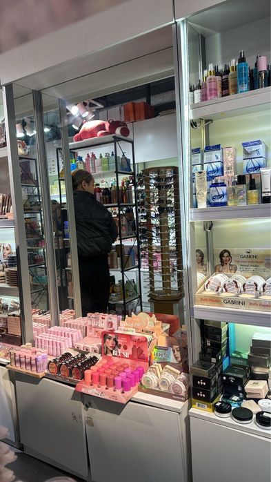 Шкаф с зеркалом для магазина