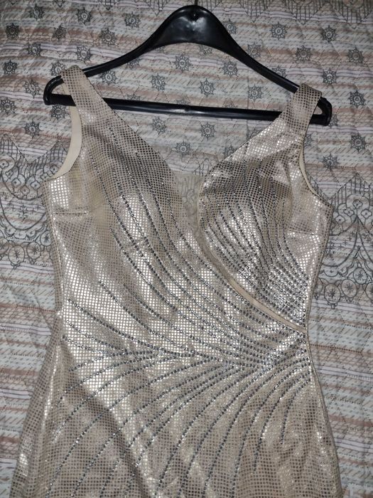 Златиста рокля с цепка