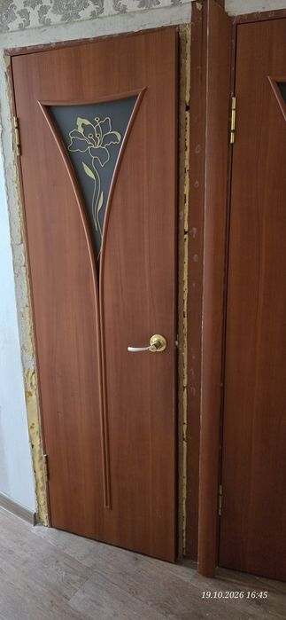 Двери в туалет и ванную.