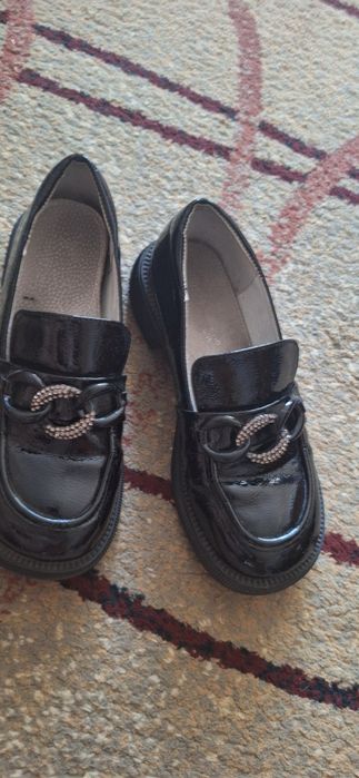 Продам для девочки туфли 35 размер