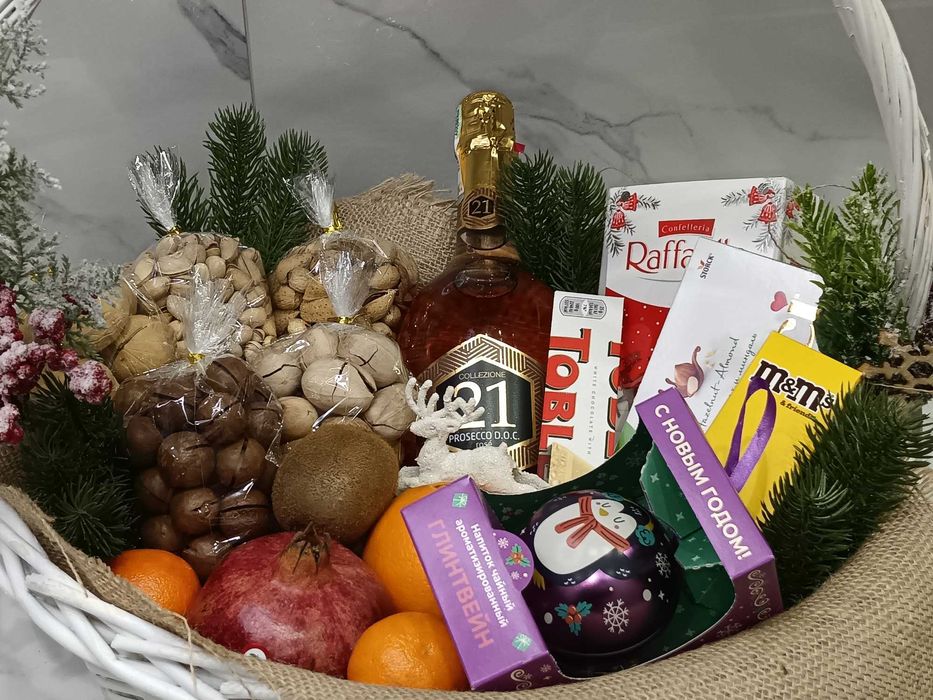 Принимаем заказы на подарочные корзины, коробочки, кулечки, подарки.