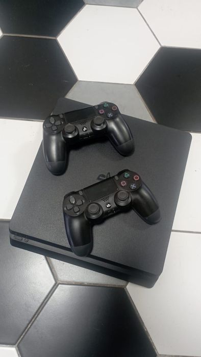 Продам p.s.4.В комплекте 2 джойстика+шнур+HDMI.Почти не пользовались.