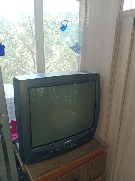 Телевизор продам работает бу