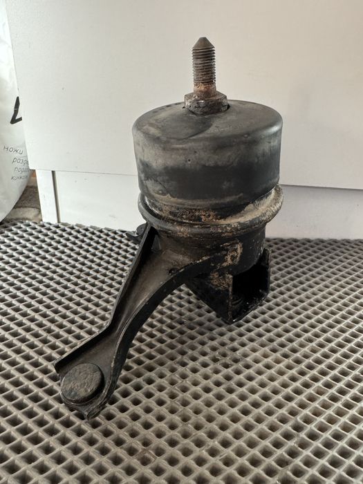 Продам подушку двигателя camry 50 оригинал