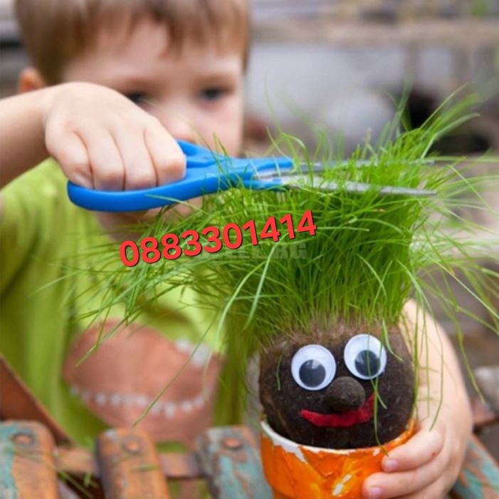 Чичко Тревичко с коса от трева