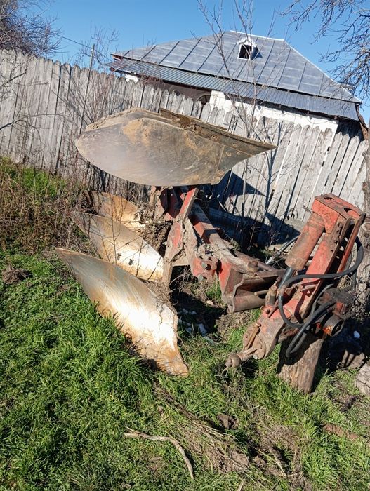 Vând tractor Renault