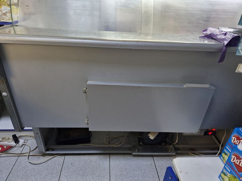 Продам холодильную витрину б/у